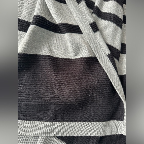 Cable & Gauge L gray & black striped long sleeve open-front cardigan - Picture 3 of 10